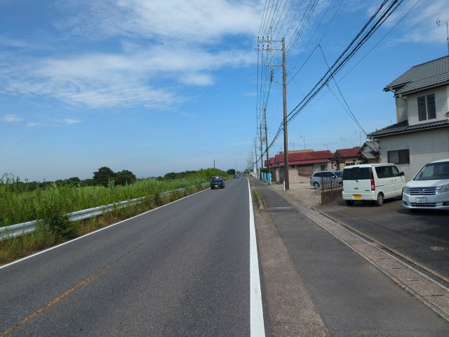 東金市菱沼　中古戸建の前面道路含む現地写真