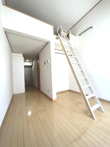 ル・セリシエの洋室|天井までの高さがあるので開放的なお部屋です♪
