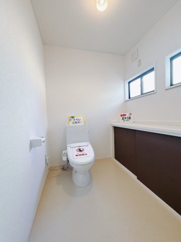 【中古戸建】足利市山川町のトイレ|■トイレ｜1階と2階にトイレがございます♪壁には小物を置けるスペースがあるのでトイレットペーパーのストックを置いておくのにも便利です♪写真などを飾ってもおしゃれですね♪