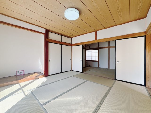 【中古戸建】足利市山川町の和室|■和室｜「続き間の和室」は、戸を開ければ大空間、閉じれば個室として活用できるのでお子様の遊び場や客間としても便利です♪