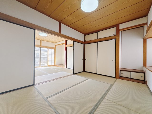 【中古戸建】足利市山川町の和室|■和室｜扉付きの和室なのでプライベートな空間にもなります。ご両親がお泊りになっても、ぬくもりを感じられる和室でゆっくりとお寛ぎいただけます♪