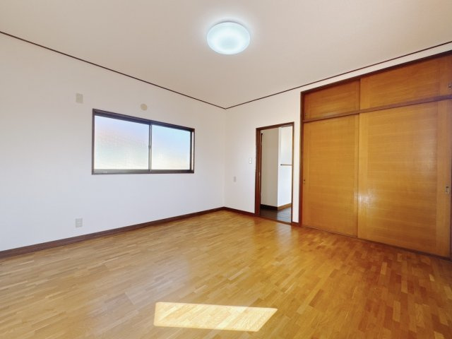 【中古戸建】足利市山川町の洋室|■洋室｜ほっと安らぐ落ち着いたナチュラルな色合い。ウッドの質感でお部屋も心もやさしいぬくもりに包まれます。明るい日差しが降り注ぐお部屋に、居心地の良さを感じます♪
