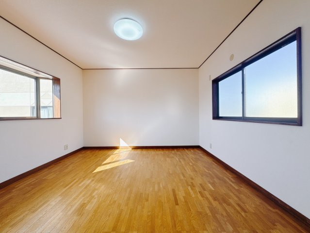 【中古戸建】足利市山川町の洋室|■洋室｜広い寝室ならインテリアも自由自在にお楽しみいただけます。お外から帰ってきた後は寝室でゆっくり自分の時間をお過ごしください♪
