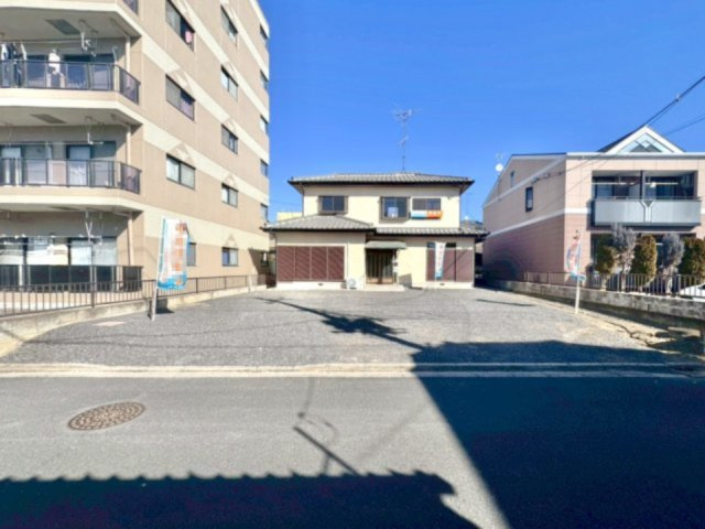 【中古戸建】足利市山川町の外観|■外観｜広々とした駐車スペースで楽々駐車可能！お買い物後もスムーズにお荷物を運べます♪
