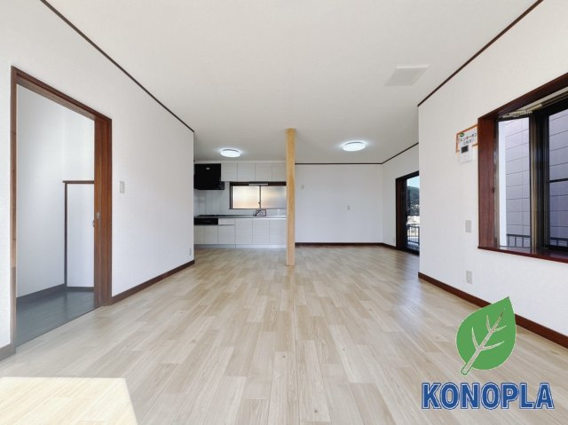 【中古戸建】足利市山川町の居間・リビング|■リビング｜落ち着きのある表情を見せるリビングダイニング。太陽の光がたっぷり差し込むリビングは、自然とご家族が集まる居心地の良い空間です。