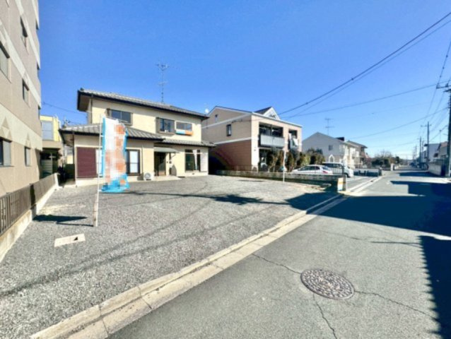 【中古戸建】足利市山川町の外観|■外観｜周囲の見渡しが良く、車の出入りの際も安全確認がしやすいため、小さなお子様がいるご家庭でも安心です♪