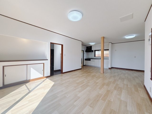 【中古戸建】足利市山川町の居間・リビング|■リビング｜大きい窓からあたたかいたっぷりの光が入ります♪開放的な空間で毎日をもっと快適に(*＾＾*)