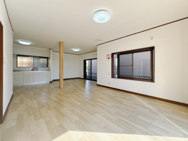 【中古戸建】足利市山川町の居間・リビング|■リビング｜シンプルな色味のためインテリアや小物で自由にアクセントを加えやすいのが魅力であり、日常の空間をオシャレに見せてくれます。