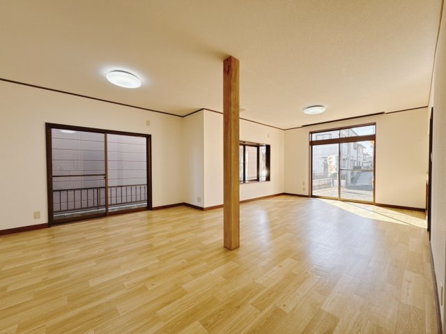 【中古戸建】足利市山川町の居間・リビング|■リビング｜リビング｜窓から射し込む陽射しが縦横に広がり、あたたかな空間が形づくられています。ここはご家族の笑顔集まる憩いの空間です( ＾＾ )