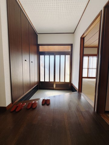 【中古戸建】足利市山川町の玄関|■玄関｜毎日の「いってらっしゃい」や「お帰りなさい」を大切なご家族と過ごす玄関は〈使いやすさ〉を追求しております。玄関横の物入は急な来客時でもさっとお片付けできるスペースを確保しています。