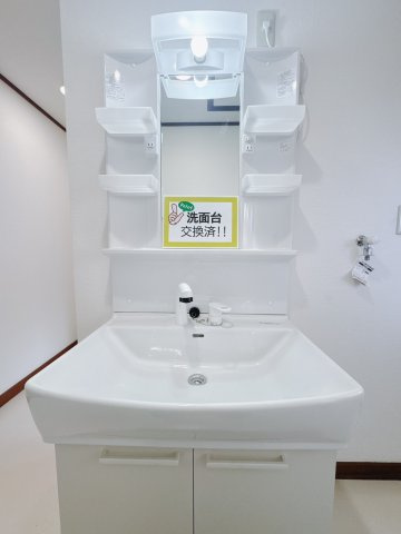【中古戸建】足利市山川町の独立洗面台|■洗面室｜大きな鏡と使いやすさがいっぱいの洗面化粧台。お手入れ簡単でいつもキレイに(*^^*)