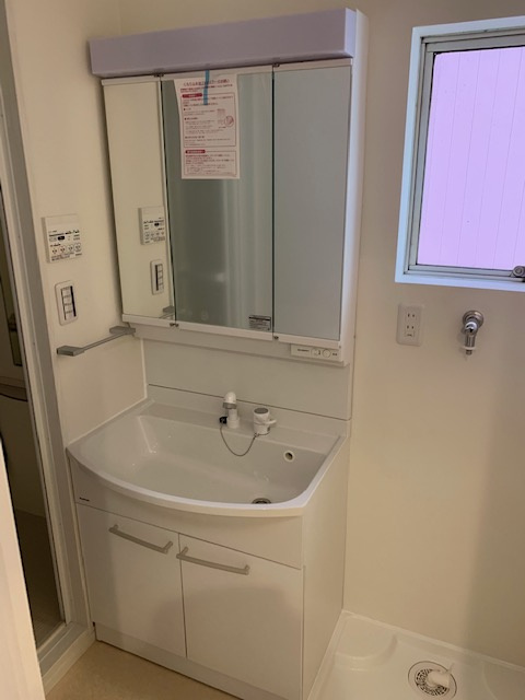 ダイアパレス上落合の独立洗面台|３面鏡付きの洗面化粧台になります。