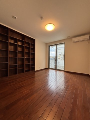 杉並区今川中古戸建ての居間・リビング|こちらのリビングで趣味の時間をお楽しみください