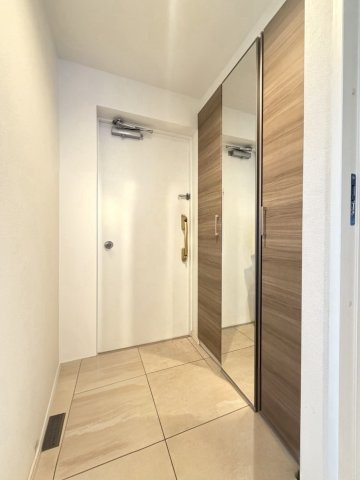 練馬区石神井台８丁目の中古マンションの玄関|きれいな玄関です。
お問い合わせはあなぶきレジデンシャル流通まで
TEL：03-6695-1333
