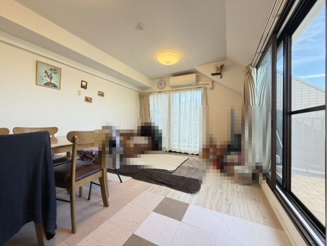 練馬区石神井台８丁目の中古マンションの居間・リビング|二面バルコニー
お問い合わせはあなぶきレジデンシャル流通まで
TEL：03-6695-1333
売主