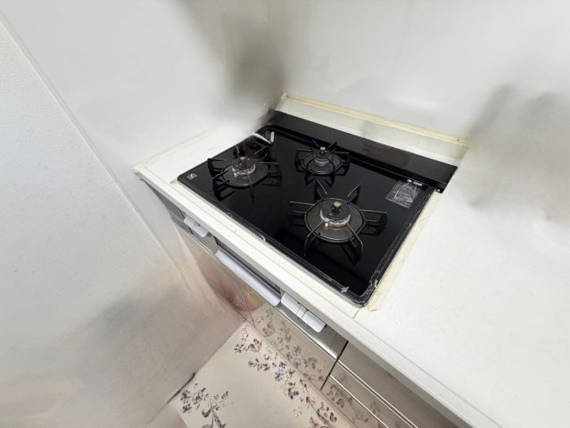 練馬区石神井台８丁目の中古マンションのキッチン|3口コンロ
売主様居住中。プライバシー保護のため一部ぼかしを入れています。