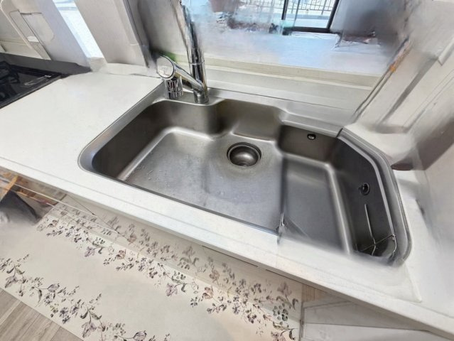 練馬区石神井台８丁目の中古マンションのキッチン|シンクが広い点も魅力的。
リビングが見渡せる対面キッチン
売主様居住中。プライバシー保護のため一部ぼ