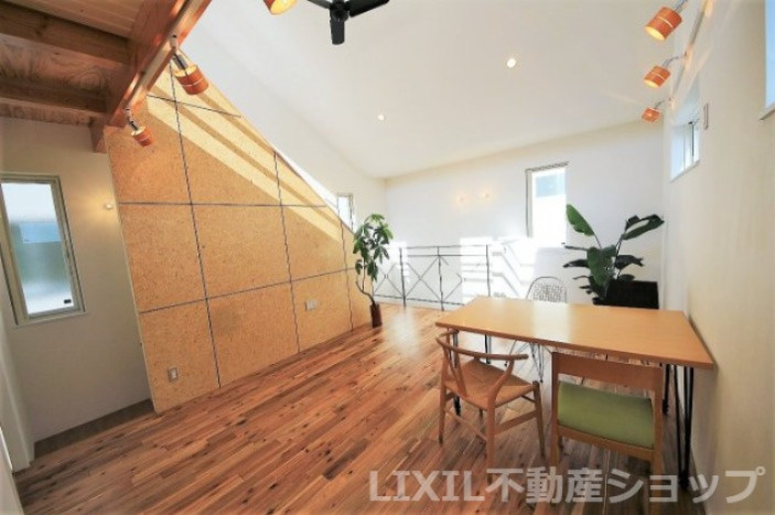 アウトドア×お家の居間・リビング|南面のバルコニーから入る陽が気持ちいいです