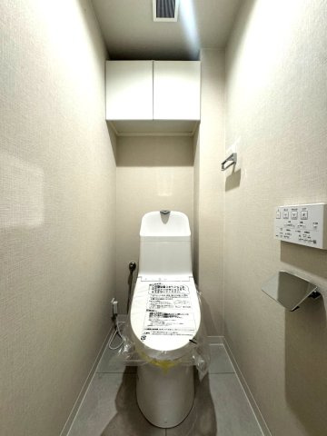 ジェイパーク北千住モナクレイスのトイレ|落ち着いた色調のトイレです