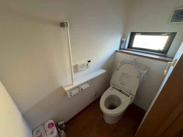 -三丁目不動産-　深谷市国済寺町　平成20年築のトイレ|落ち着いた色調のトイレです