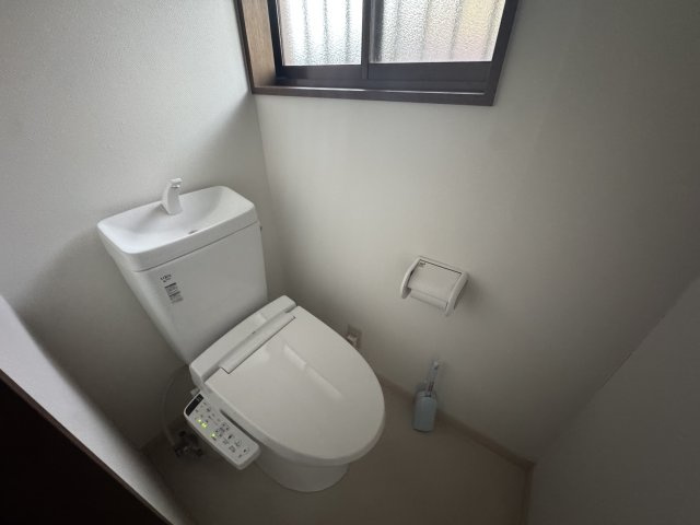 -三丁目不動産-深谷市上柴町東　寮のトイレ|落ち着いた色調のトイレです