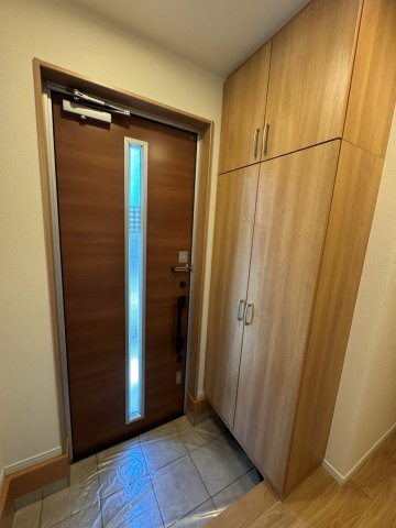 新座市片山三丁目戸建の玄関|収納もある玄関です