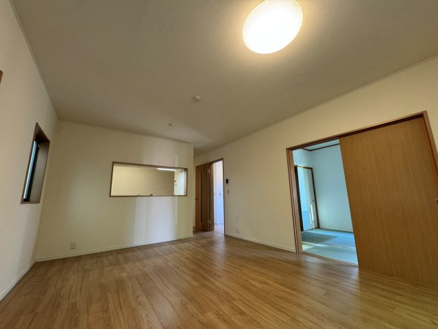 新座市片山三丁目戸建の居間・リビング|使いやすいリビングです