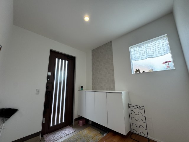 -三丁目不動産-　本庄市柏1丁目　注文住宅　オール電化の玄関|収納もある玄関です