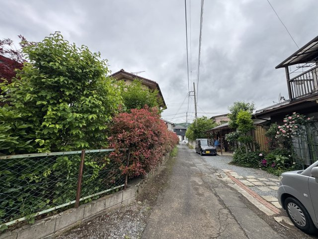 －三丁目不動産-　秩父市近戸町　敷地広々約114坪の前面道路含む現地写真