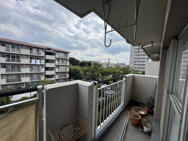 -三丁目不動産-入間駅前プラザ6号棟-のバルコニー|暖かな日差しのふりそそぐバルコニー