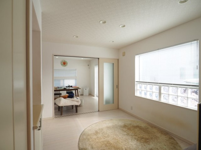 【居間・リビング】 | 中古戸建　仁井田字中川原 | リビングとダイニングに分けられた設計なので、それぞれの役割がはっきりとし、家具選びやレイアウトもしやすくなります♪