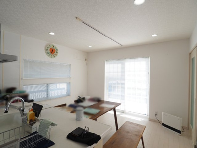 【キッチン】 | 中古戸建　仁井田字中川原 | 窓の外にはウッドデッキがあるので、ウッドデッキでバーベキュー等、屋外で食事を楽しむ場合はキッチンから食材や道具を運ぶのも運びやすいですね♪