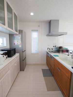 【キッチン】 | 中古戸建　仁井田字中川原 | 二人や三人でキッチンに立っても邪魔にならず、動きやすい広さのキッチンです♪