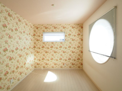 【洋室】 | 中古戸建　仁井田字中川原 | こちらは、女の子のお部屋をイメージしたピンク系の壁紙のお部屋です♪こちらのお部屋も丸い窓が特徴です♪好みに合わせて壁紙変更も可能です！