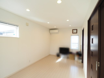 【洋室】 | 中古戸建　仁井田字中川原 | 奥行きのあるお部屋ですが、窓から入り込む陽射しで明るく開放的な印象のお部屋になっています♪
