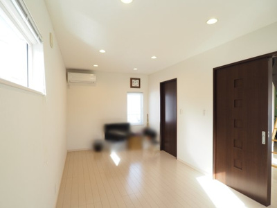 【洋室】 | 中古戸建　仁井田字中川原 | 縦長のお部屋は、レイアウトを工夫することで、寝る空間とくつろぐ空間とで分けてお使いいただくことができます♪奥の扉はウォークインクローゼットです♪