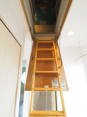 【内装】 | 中古戸建　仁井田字中川原 | 秘密の屋根裏部屋につながる階段♪ワクワクしますね♪