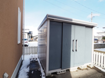 【収納】 | 中古戸建　仁井田字中川原 | たっぷり入る物置付き♪ご家族分のタイヤの収納には困りませんね！