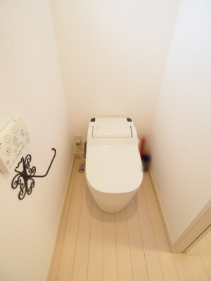 【トイレ】 | 中古戸建　仁井田字中川原 | タンクレスのトイレは見た目がスタイリッシュでトイレ空間が広く感じ、お掃除も楽ですね♪