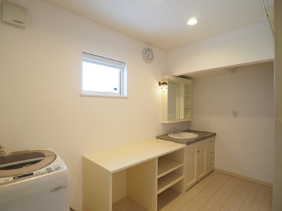 【ランドリースペース】 | 中古戸建　仁井田字中川原 | 広いランドリースペース内には収納もあります！洗面台隣の棚はアイロンがけをしたり家事スペースにピッタリ♪