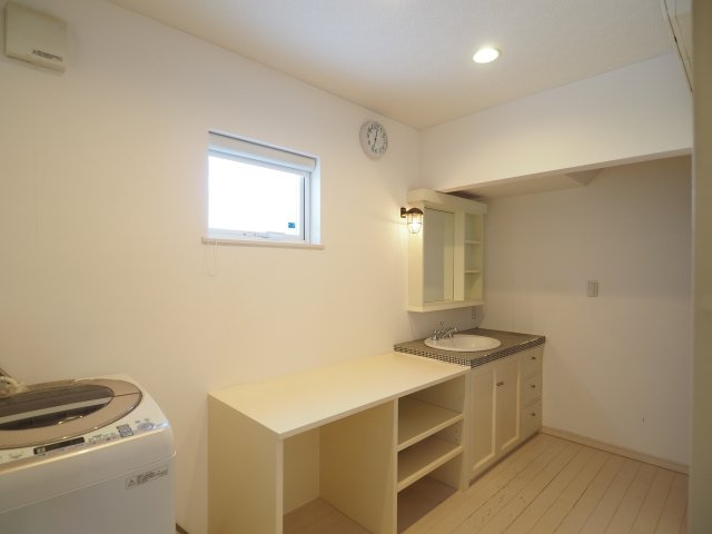 【ランドリースペース】 | 中古戸建　仁井田字中川原 | 広いランドリースペース内には収納もあります！洗面台隣の棚はアイロンがけをしたり家事スペースにピッタリ♪
