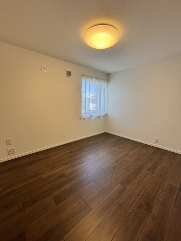 志木市本町二丁目戸建の洋室|落ち着いた色調の洋室です