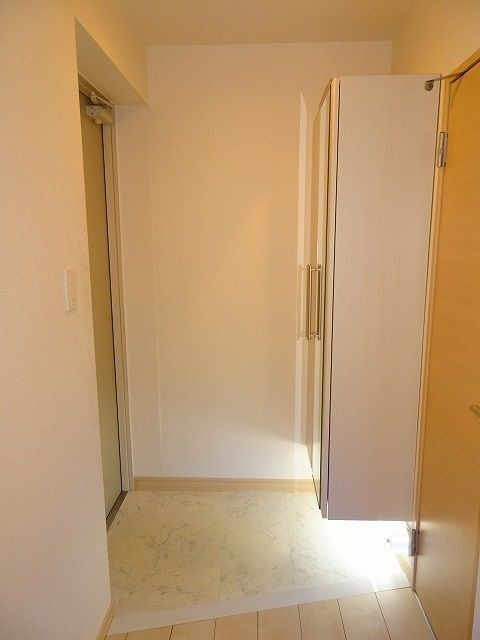 アルベロ向島23の玄関