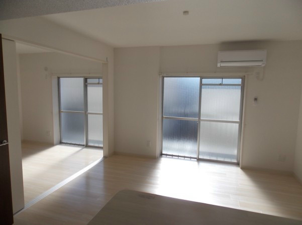 パークウエスト上社の居間・リビング