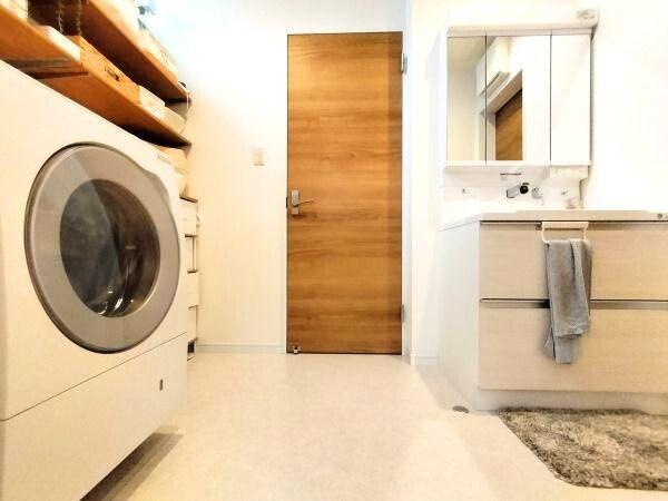 横塚2丁目　中古戸建の独立洗面台|タオルやパジャマ置きに便利な収納棚あり