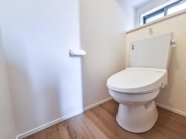 宗方台西1期1号棟のトイレ|明るい印象のトイレです。壁や床の色合いが落ち着いていて清潔感が感じられます。窓があるため換気もしやすくなっています。スペースにゆとりが確保されています。シンプルなデザインで使いやすい印象です。