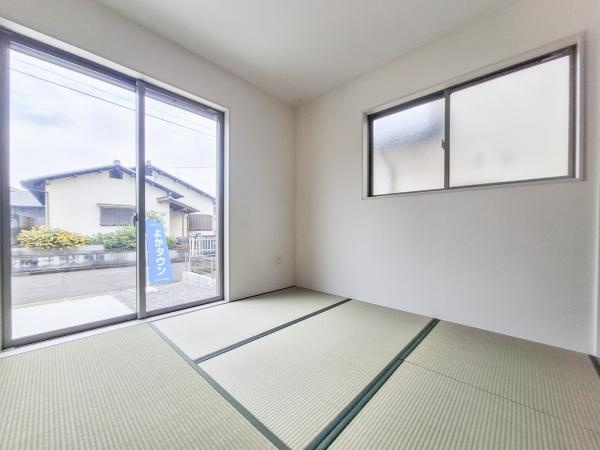 宗方台西1期1号棟の和室|大きな窓から光が差し込む明るい和室です。シンプルなデザインで落ち着いた雰囲気が漂います。畳の心地よさを実感できます。角部屋で通風性が良好です。広さを感じる空間となっています。