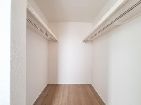 宗方台西1期1号棟の収納|広々とした収納スペースが魅力的です。シンプルなデザインで使いやすさが考慮されています。しっかりとしたハンガーパイプ付きなので衣類の整理にも便利です。