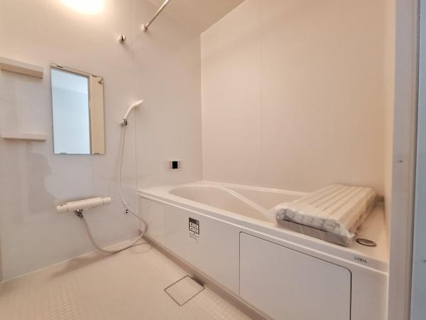 宗方台西1期2号棟の浴室|ゆったりとしたバスルームで清潔感のある空間が広がっています。鏡や棚も備わっており使い勝手も良好です。バスタブは十分な広さがありくつろぎのひとときをサポートします。白を基調とした内装で明るい印象です。