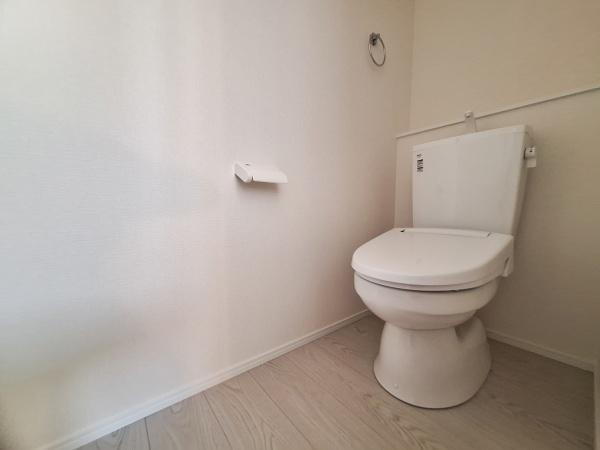 宗方台西1期2号棟のトイレ|シンプルですっきりとしたデザインのトイレです。白を基調とした内装が空間に明るさをもたらします。床材はお手入れがしやすい仕様となっています。換気や掃除も行いやすいレイアウトです。